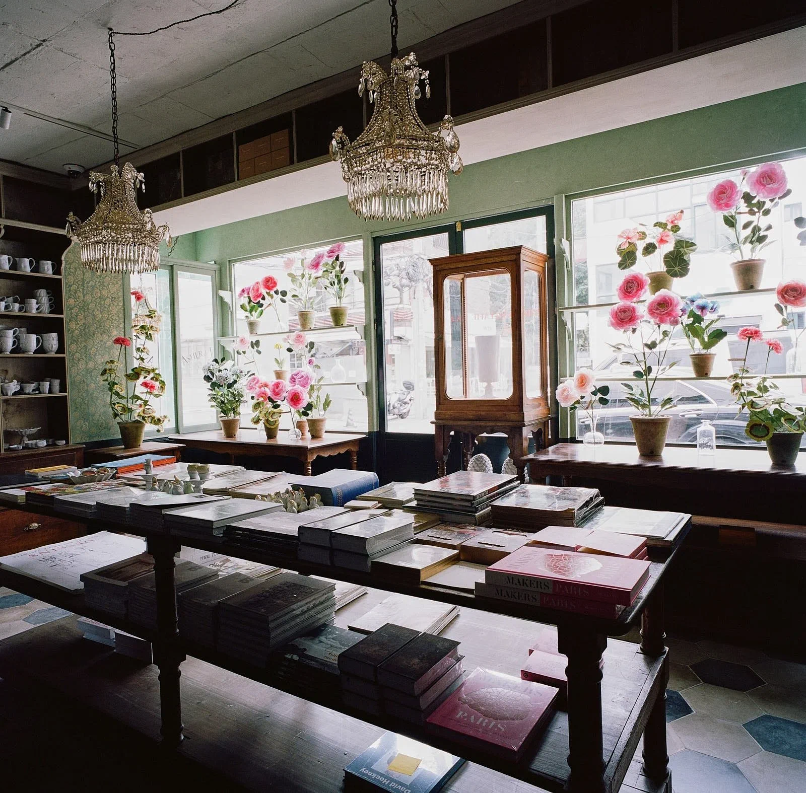 Astier de Villatte Seoul — 샹들리에와 초록 벽의 전시 공간