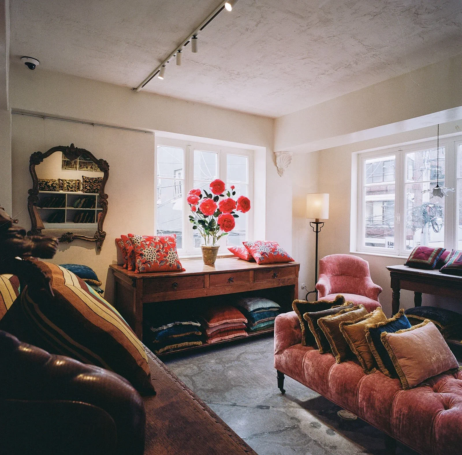 Astier de Villatte Seoul — 거울과 캐비닛, 분홍 소파의 거실