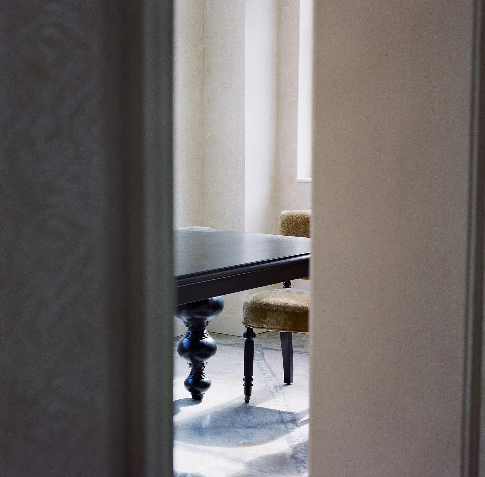 Astier de Villatte Seoul — 문틈 너머 창가의 빛
